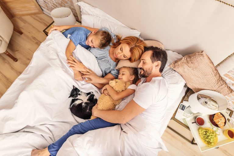 Mała sypialnia – jak ją urządzić, by się dobrze wysypiać? Sprytne patenty i sprawdzone porady